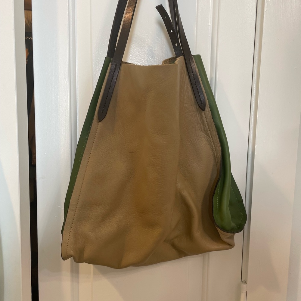Two-toned leather shoulder bag